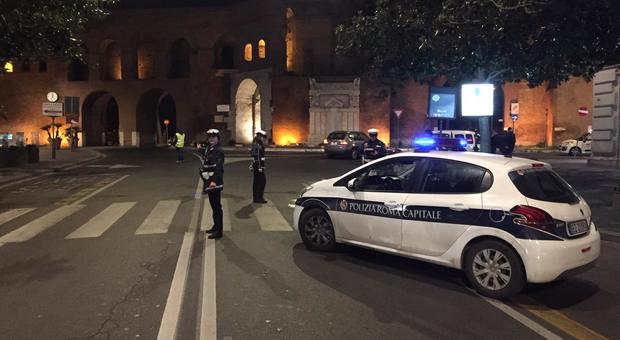 Roma, incidente in via Veneto: moto si impenna, rimbalza su un'auto e colpisce un passante