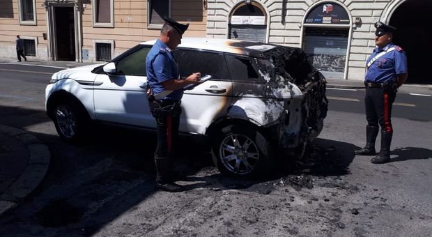 Roma, incendia tre auto nella notte. Era scappato da una casa di cura lanciandosi dal balcone