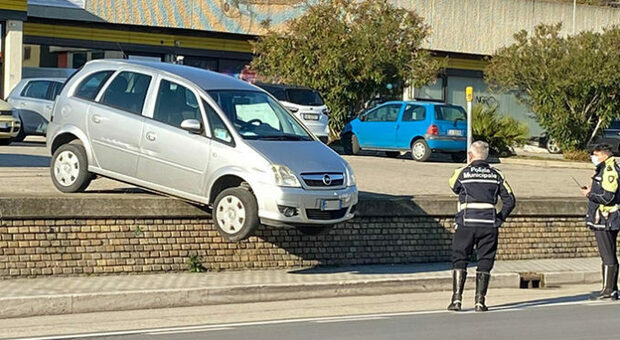 Si sfrena un'auto parcheggiata nel centro commerciale e rischia di finire sulla Statale Adriatica