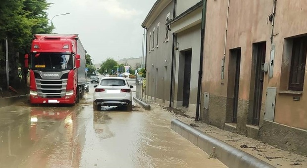 Esondazioni, frane ed evacuazioni nel Maceratese. Il Comune: «Rimanete ai piani alti»