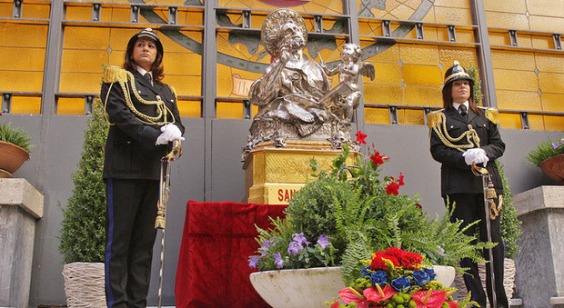 La statua di San Matteo entra nel Comune di Salerno: pace fatta dopo tre anni