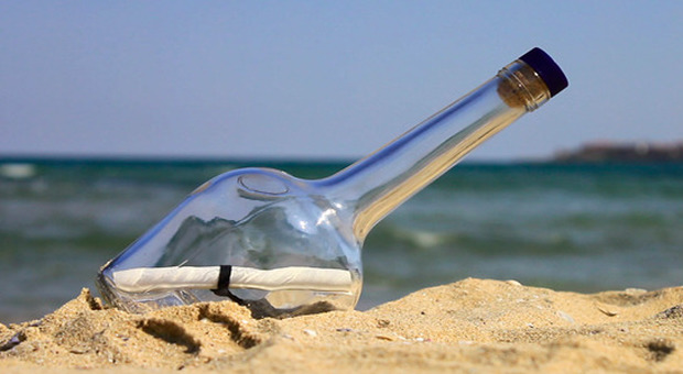 Australia, messaggio in bottiglia sulla spiaggia dopo 50 anni: trovato l'autore