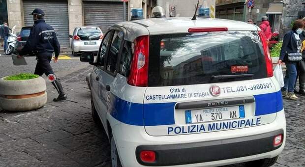Castellammare, tenta di fuggire ai controlli e investe vigile: denunciato