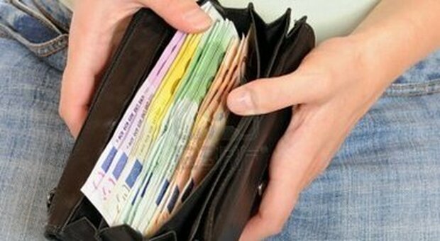 Trova un portafoglio con 900 euro in contanti, bancomat e documenti: una signora lo trova e prende una decisione