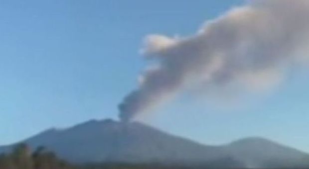 Indonesia, il vulcano paralizza 5 aeroporti. Chiuso scalo di Bali, migliaia di turisti bloccati