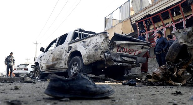 Afghanistan, forte esplosione a Kabul. Tv: «Obiettivo ristorante francese»