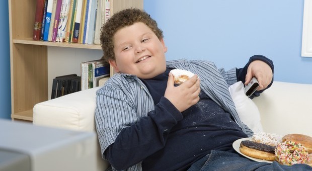 Troppi bambini obesi, snack vietati davanti alle casse dei supermercati