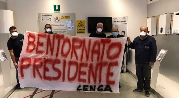 «Bentornato presidente»: l’abbraccio dei dipendenti a Francesco Merloni, dopo la guarigione dal virus