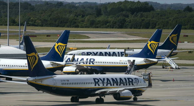 «Mancano anche acqua e cibo per gli equipaggi»: lo sciopero dell'8 giugno di Ryanair (e delle altre low cost) che rischia di bloccare l'estate