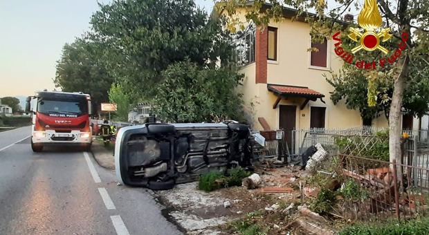 Auto si rovescia e distrugge la ringhiera di una casa: due feriti