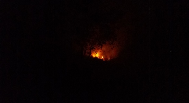 Notte di fuoco in Costiera: fiamme lungo la statale 163 Amalfitana