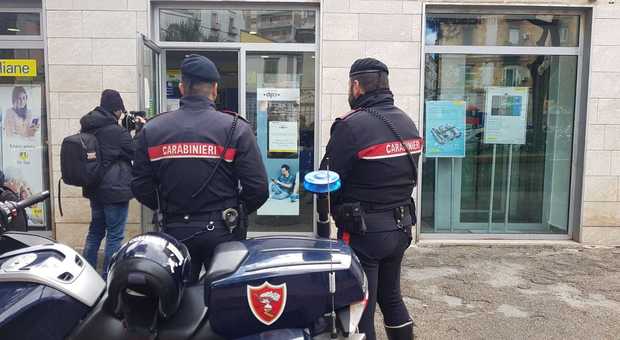 Napoli, raid della banda del buco alle Poste: sette impiegati picchiati, tre in ospedale