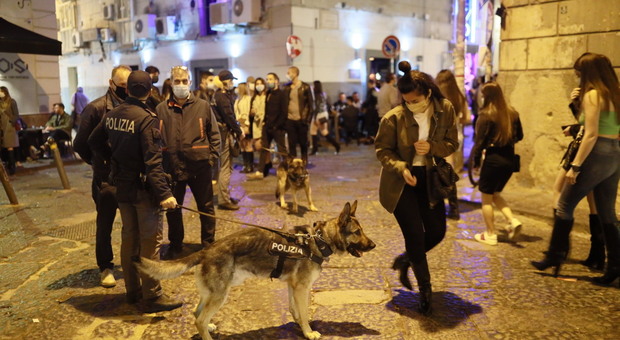 Controlli anti-Covid a Napoli tra i baretti di Chiaia: multati 10 senza mascherina