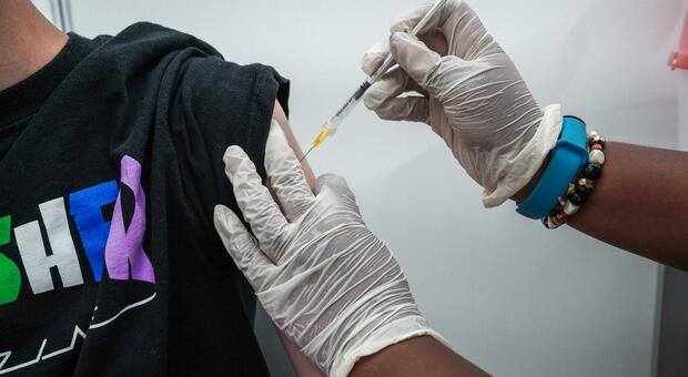 Vaccino Covid, l'Iss: «Trombosi, miocardite, contagio e rischio morte: ecco tutta la verità»