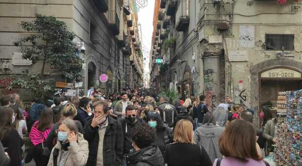 Napoli, muro di folla ai Decumani: «50 minuti per percorrere 200 metri»