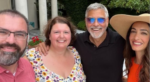 George Clooney festeggia al Lago di Como 20 anni d'amore con Amal insieme a una coppia estratta a sorte