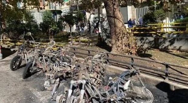 Napoli, cinque scooter dati alle fiamme in piazza Medaglie d'Oro: «Indagare a fondo»