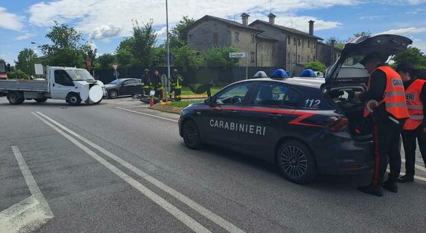 Un'immagine dell'incidente avvenuto in via Montello a Pieve di Soligo