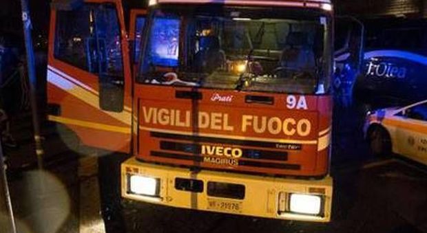 Roma, incendio nella rimessa: sei bus turistici a fuoco