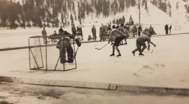 Una partita di hockey sul ghiaccio del lago di Alleghe negli anni Cinquanta