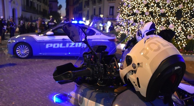 La polizia sotto l'albero di Natale