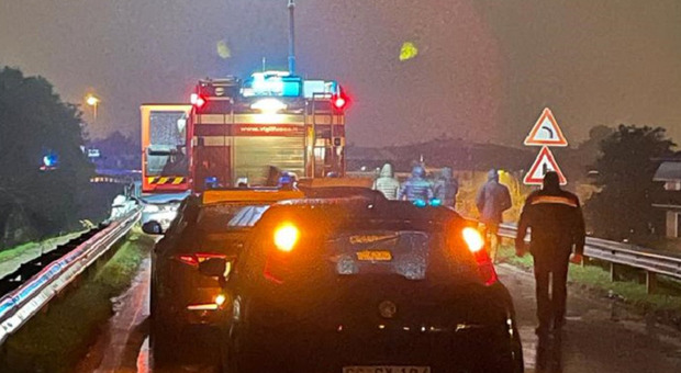 Tragedia a San Donà di Piave, auto con 5 giovani si schianta contro il guardrail: due morti