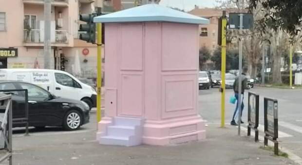 A Roma il gabbiotto dei vigili verniciato di rosa. Critiche e risate nel quartiere (ma il lavoro non è finito)