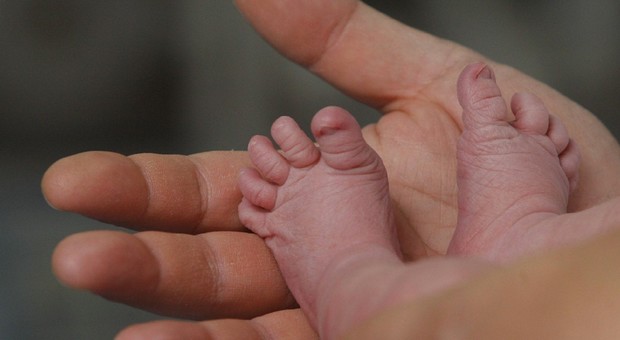 Capodanno, Bianca è la prima bimba nata a Roma 20 secondi dopo la mezzanotte. Raggi in ospedale