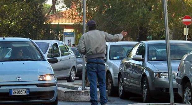 Pozzuoli, parcheggiatore abusivo denunciato da un giovane: arrestato