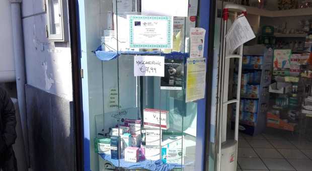 Coronavirus a Napoli, mascherine e gel a prezzi sproporzionati: denunciato farmacista a Chiaia