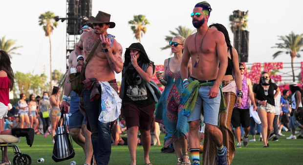 Kellan Lutz nudo a Coachella, muscoli in vista e cappello da cowboy