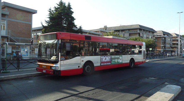 Roma, «Sei dell'Atac», botte sul bus alla dipendente perché in divisa