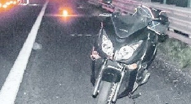 Padova, cade con la moto: centauro muore schiacciato dalle auto in transito