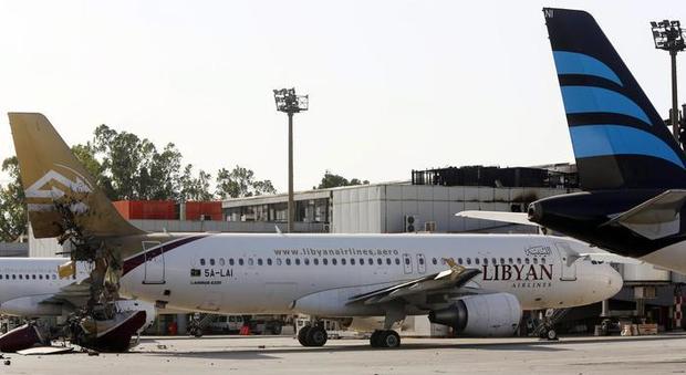 Libia, raid sull'unico aeroporto operativo di Tripoli: scalo chiuso. Migliaia di civili in fuga