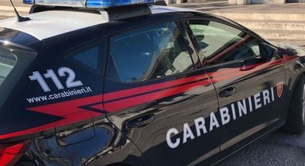In caserma per un reato, ruba il portafoglio al carabiniere: arrestato