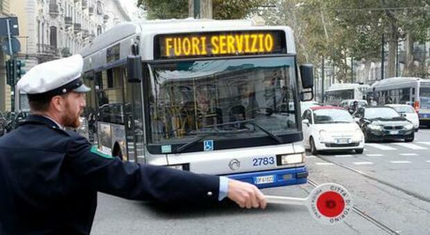 Sciopero dei trasporti a Torino il primo giorno di scuola: polemica sui social, famiglie in rivolta