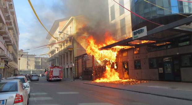 Benevento, a fuoco pensilina: palazzo evacuato