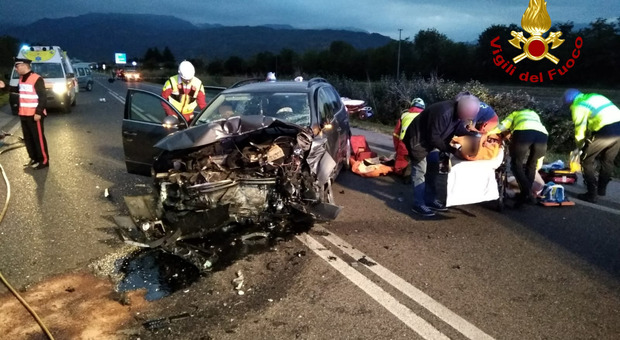 Terribile incidente frontale fra auto: morti marito e moglie, feriti due bambini