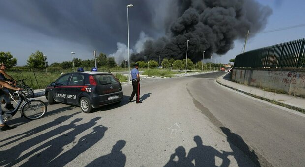 Incendio a Teverola nel deposito giudiziario: in fiamme 40 auto e un maxi capannone