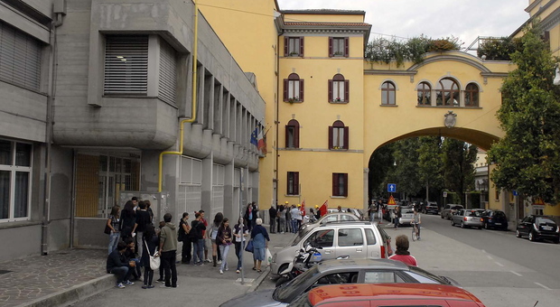 L'episodio di violenza tra gli studenti di origine straniera si è consumato un mese fa nelle vicinanze dell'istituto Einaudi Gramsci