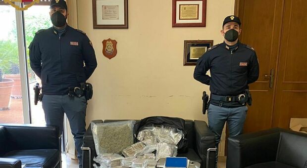 Roma, agenti intervengono per una lite in un appartamento ma trovano 80 chili di droga: arrestata una coppia