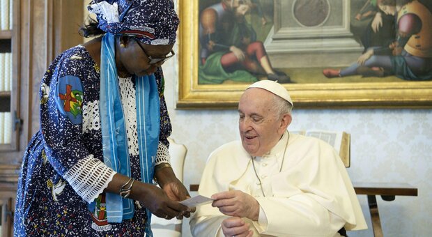 Papa Francesco affaticato, salta il viaggio in Africa. Le smorfie, il dolore e le fitte