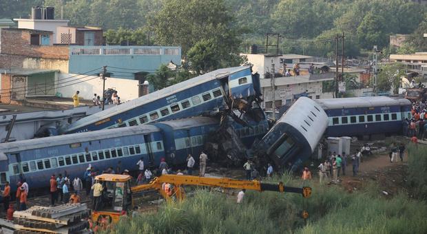 Disastro ferroviario in India. Un treno deraglia, 24 morti e 156 feriti. "Il bilancio può peggiorare"