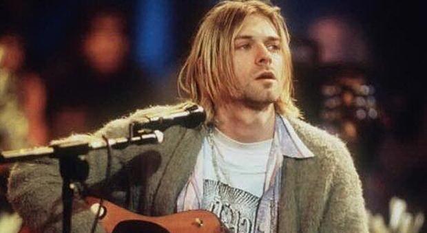 Il maglione di Kurt Cobain venduto all'asta per una cifra record: lo indossava nel 1993, non è mai stato lavato