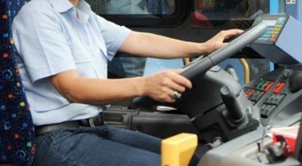 Roma, passeggero aggredisce autista del bus: con un ceffone gli rompe il telefonino