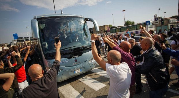 Juve-Napoli, insulti al Napoli: Sarri mostra il dito medio dal pullman