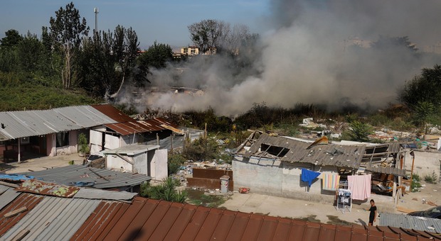 Borrelli: «Tonnellate di rifiuti accumulati vicino al campo Rom di Scampia»