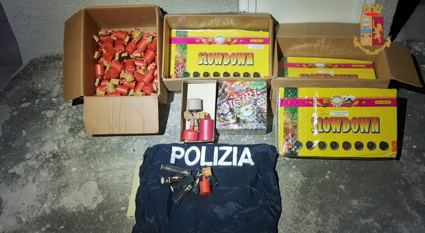 Cercano la droga trovano 65 bombe carta e un arsenale pirotecnico illegale in garage: nei guai un 32enne di Ancona