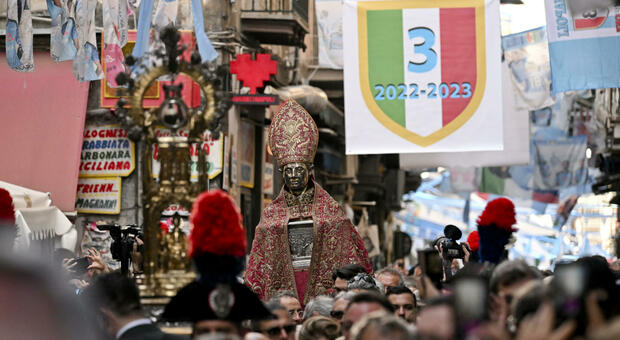 Il busto di San Gennaro sfila nelle strade e nei vicoli di Napoli