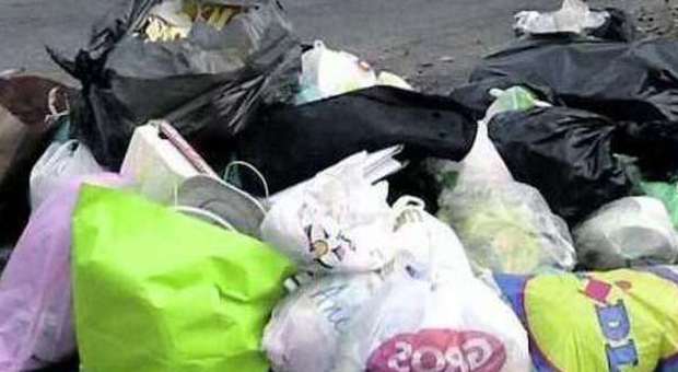 Roma, i quartieri senza la differenziata ​porta a porta sono invasi dai rifiuti
